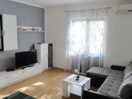 Helena Apartment *